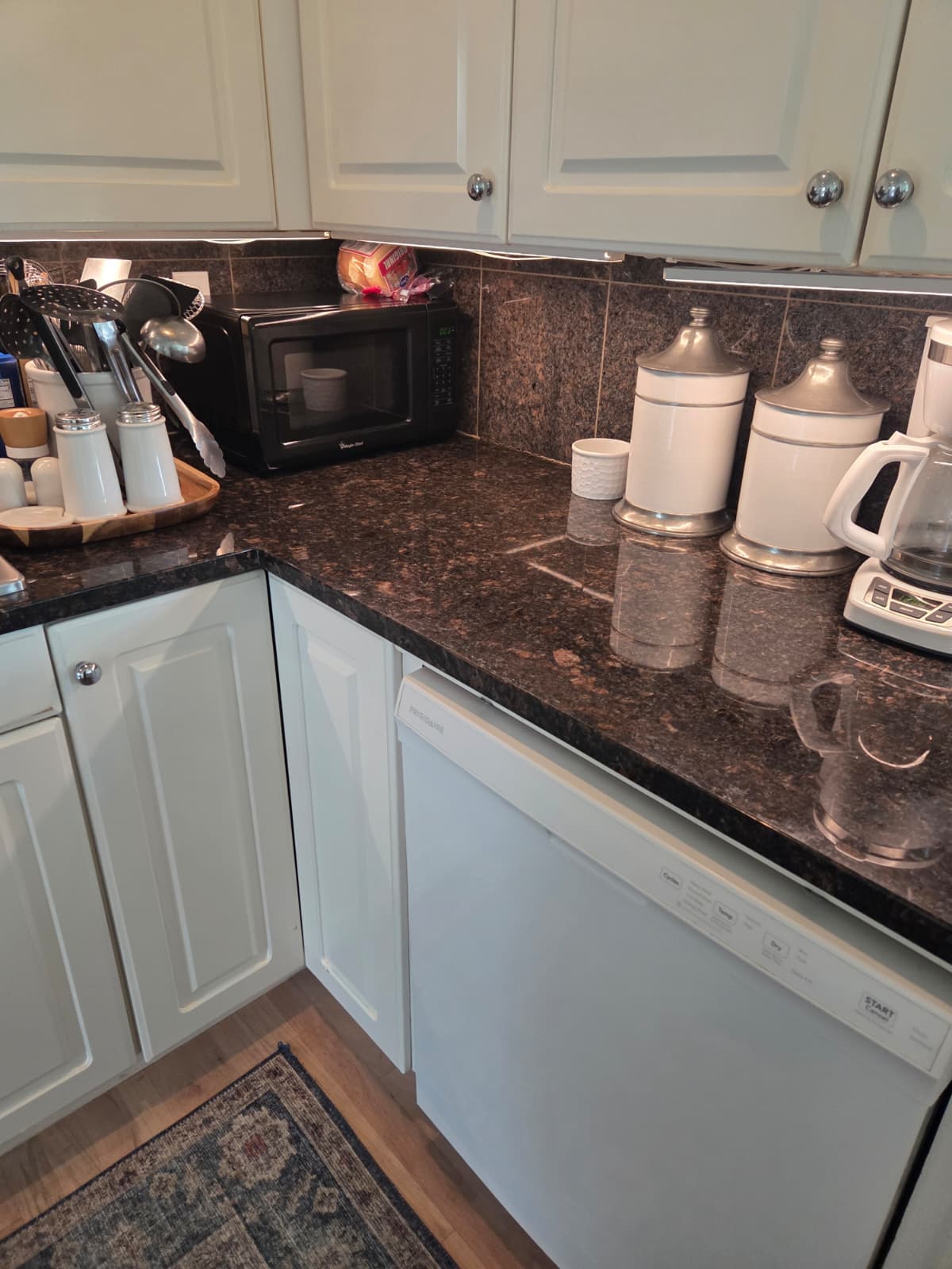 Clean kitchen countertop