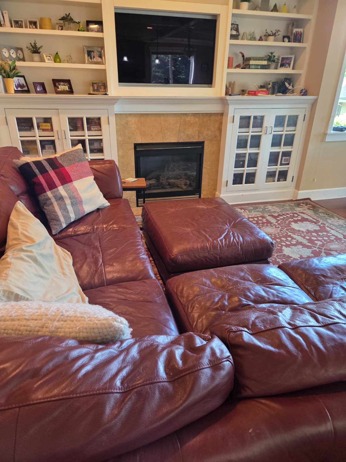 Clean living room with fireplace